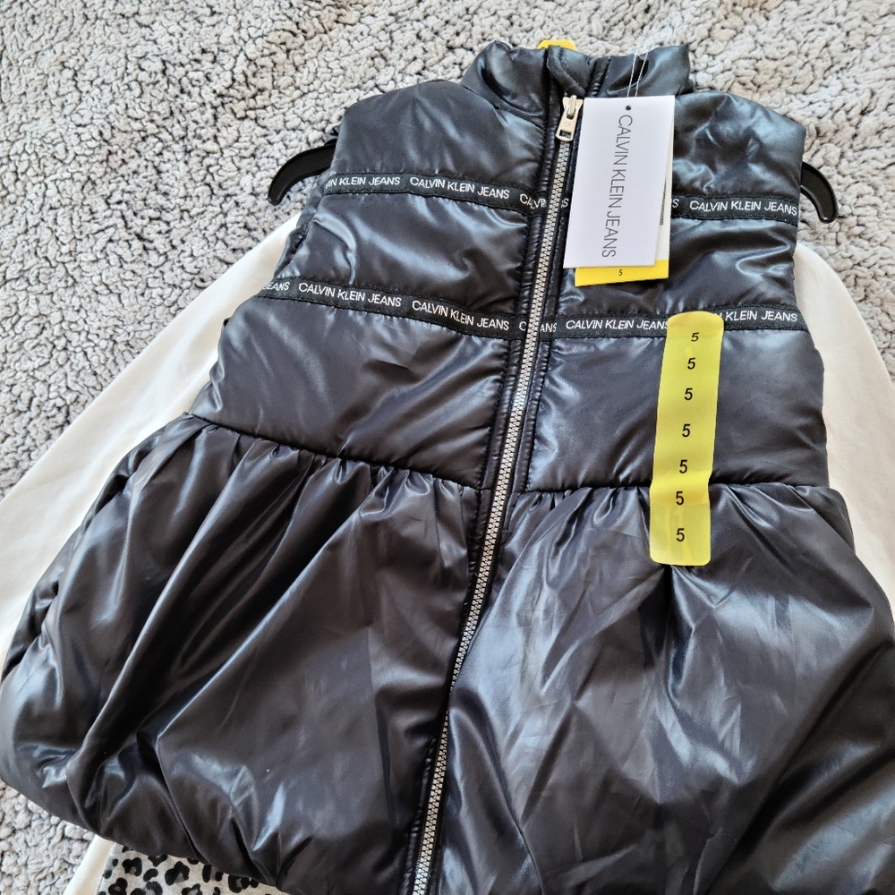 clothes - Picture 2 of 3